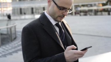 Telefonda iş bölgesinde şık yakışıklı işadamı