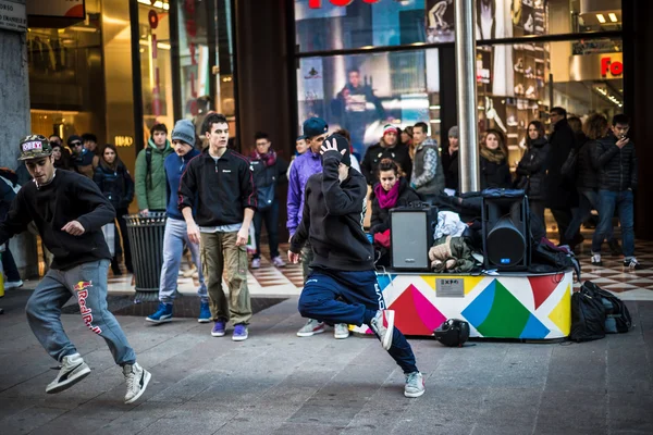 Breakdancer guys in Milan dancing in the street — Stock Photo, Image