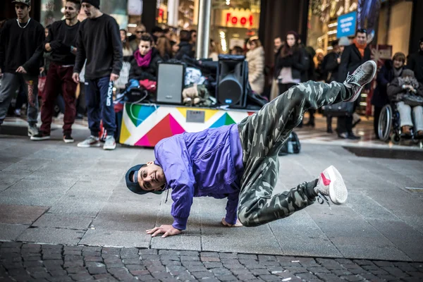 Breakdancer ragazzi a Milano che ballano per strada — Foto Stock