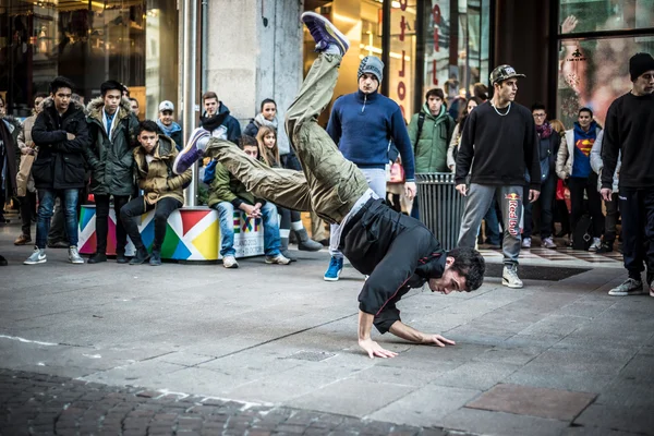 Breakdancer ragazzi a Milano che ballano per strada — Foto Stock