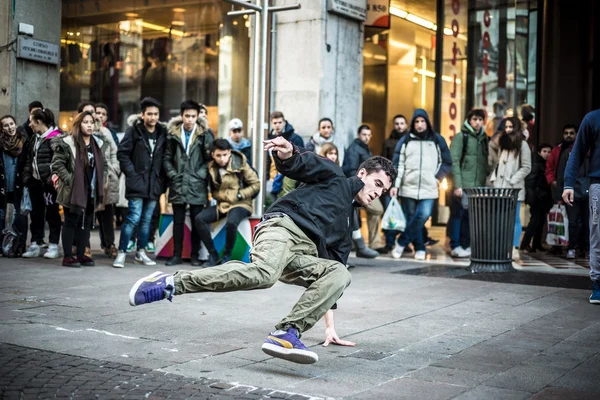 Breakdancer kluci v Miláně tančit na ulici — Stock fotografie