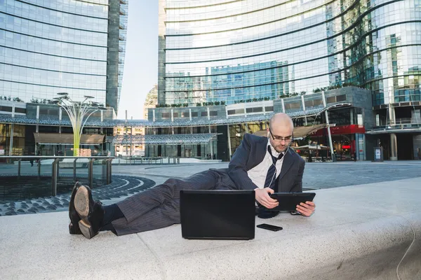 Úspěšný elegantní módní podnikatel pomocí tabletu — Stock fotografie