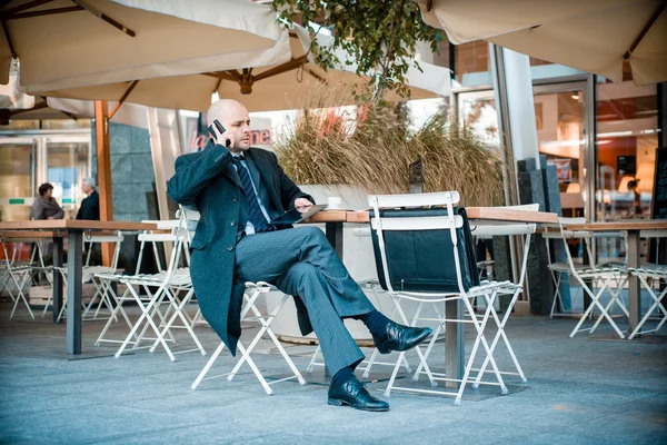 Homem de negócios elegante elegante bem sucedido no telefone — Fotografia de Stock