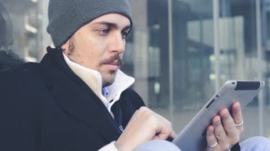Tablet kullanan yuong şık hipster adam