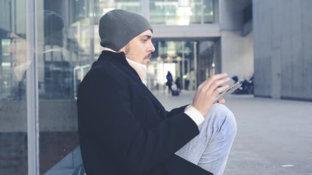 Yuong hombre hipster con estilo usando tableta — Vídeos de Stock