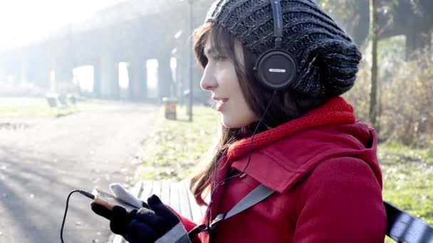 Schöne junge Frau hört Musik-Kopfhörer — Stockvideo