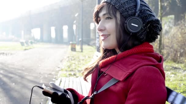 Hermosa mujer joven escuchando música auriculares — Vídeos de Stock