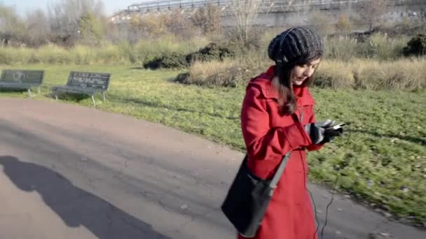 Красивая молодая женщина слушает музыкальные наушники — стоковое видео