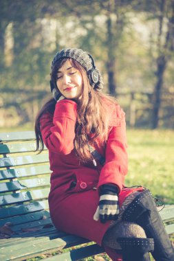 güzel kadın kırmızı ceket müzik dinleme