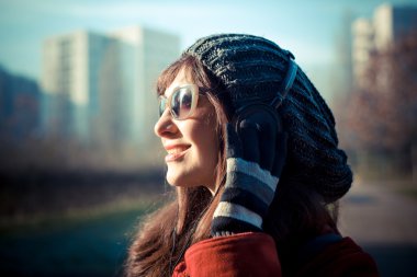 güzel kadın kırmızı ceket müzik dinleme