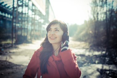 güzel kadın kırmızı ceket dinleme müzik Parkı