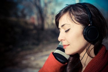 güzel kadın kırmızı ceket dinleme müzik Parkı