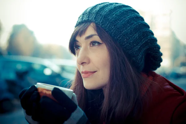 Mooie vrouw Roodrok ontbijt — Stockfoto