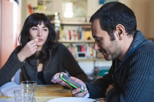 Par i kärlek eatingin lunch — Stockfoto