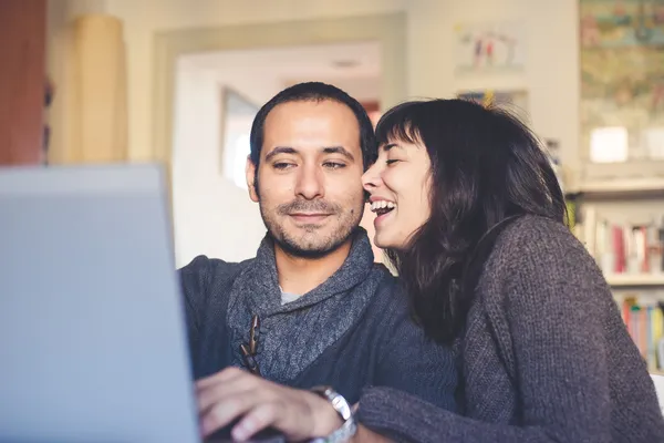 Paar verliefd laptop thuis gebruiken — Stockfoto