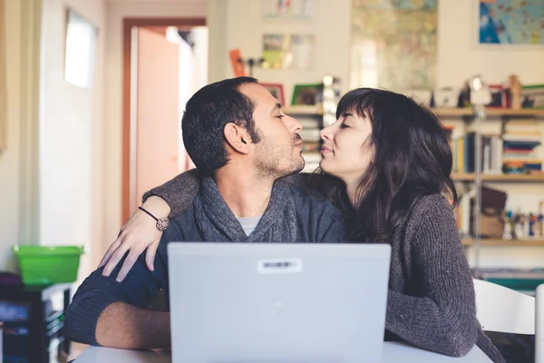 Paar verliefd laptop thuis gebruiken — Stockfoto