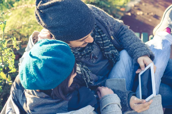 Couple in love using tablet at the park — Stock Photo, Image