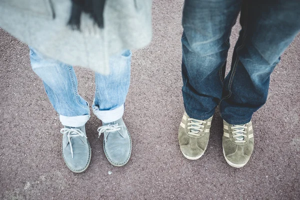Particolare di gambe e scarpe di coppia innamorate — Foto Stock