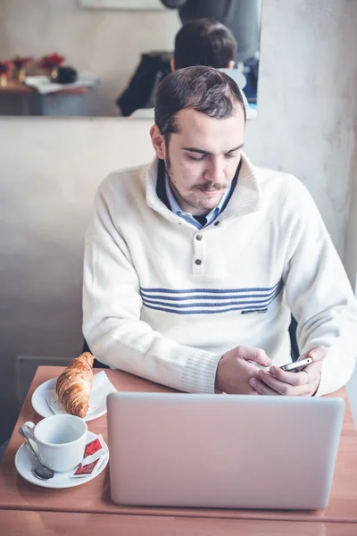 Multitasking man använder Tablet PC, laptop och cellhpone — Stockfoto