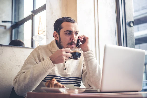 Homme multitâche utilisant tablette, ordinateur portable et cellhpone — Photo