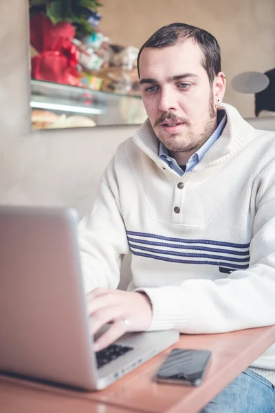 Homme multitâche utilisant tablette, ordinateur portable et cellhpone — Photo