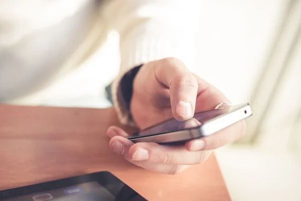 Telefonunuzun ve eller çoklu görev adamı kapatın