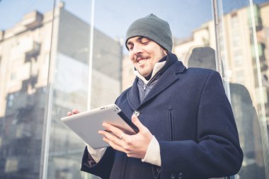 multitasking man met behulp van Tablet PC, laptop- en cellhpone