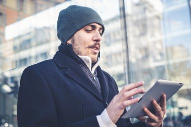 multitasking man met behulp van Tablet PC, laptop- en cellhpone