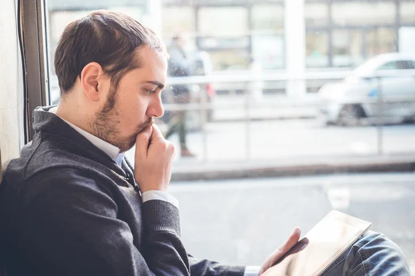 Multitasking άνθρωπος χρησιμοποιώντας tablet, φορητό υπολογιστή και cellhpone — Φωτογραφία Αρχείου