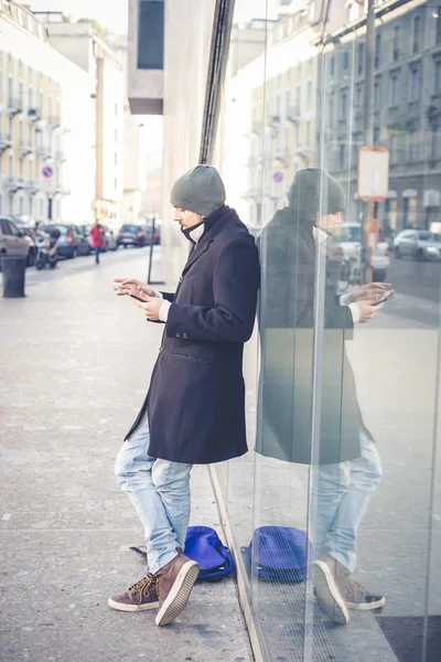 Homme multitâche utilisant tablette, ordinateur portable et cellhpone — Photo