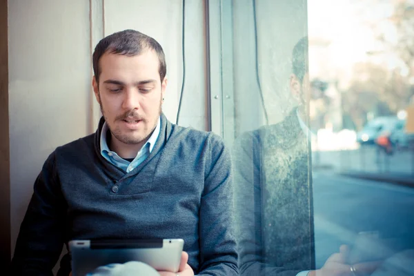 Multitasking man met behulp van Tablet PC, laptop- en cellhpone — Stok fotoğraf