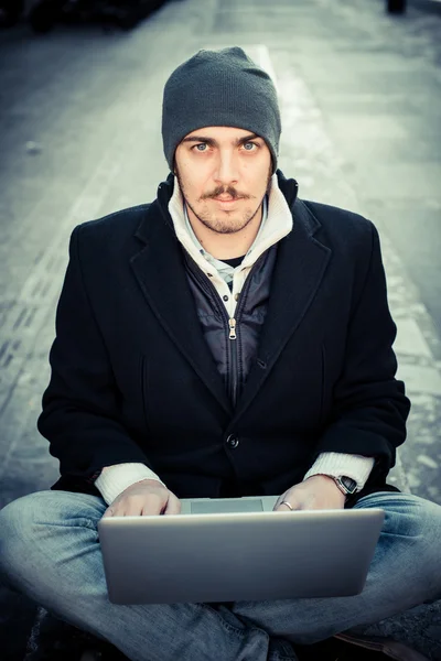 Multitasking man met behulp van Tablet PC, laptop- en cellhpone — Stok fotoğraf