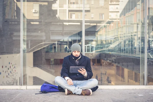 Многозадачный человек с помощью планшета, ноутбука и сотового телефона — стоковое фото
