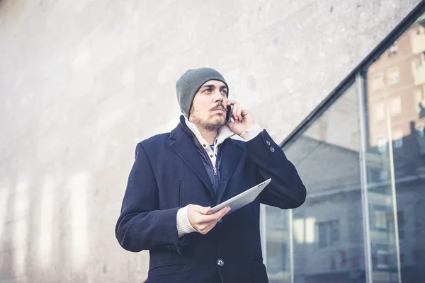 Multitasking man met behulp van Tablet PC, laptop- en cellhpone — Stok fotoğraf