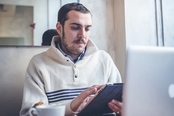 Multitasking man met behulp van Tablet PC, laptop- en cellhpone — Stockfoto