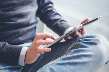 eller çoklu görev adamı tablet, laptop ve cellhpo ile kapatma