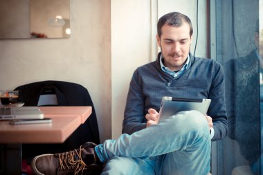 multitasking man met behulp van Tablet PC, laptop- en cellhpone