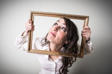 güzel genç iş kadını çıkıntının üzerinden