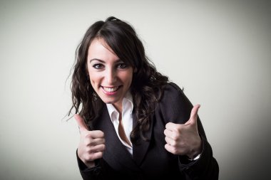 pozitif güzel genç iş kadını