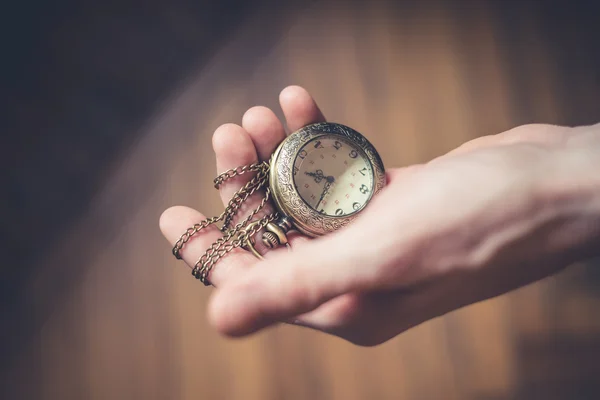 Zbliżenie ręki Zegarek kieszonkowy vintage — Zdjęcie stockowe