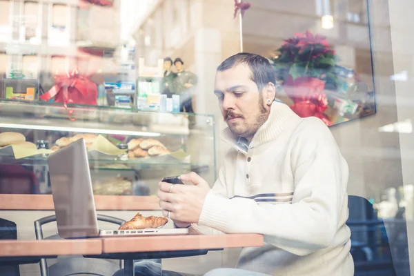 Multitasking uomo utilizzando tablet, laptop e cellhpone — Foto Stock