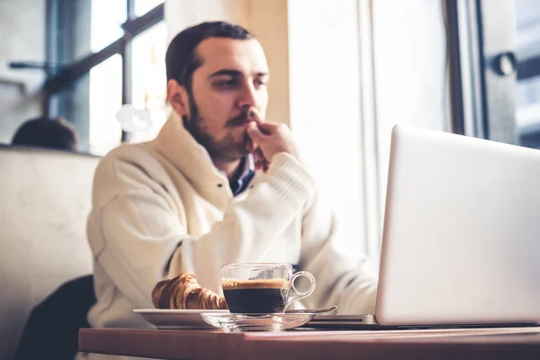 Homem multitarefa usando tablet, laptop e cellhpone — Fotografia de Stock