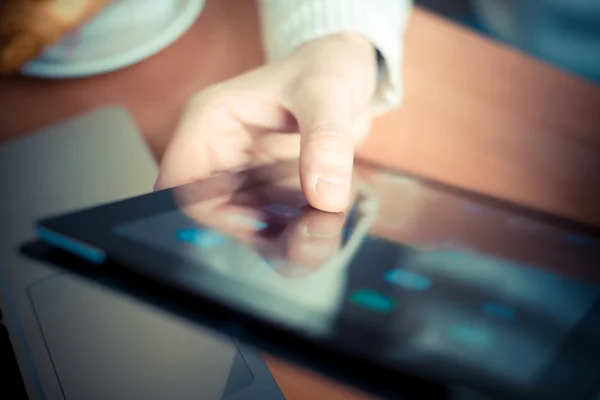 Close-up van handen multitasking man met behulp van Tablet PC, laptop- en cellhpo — Stockfoto