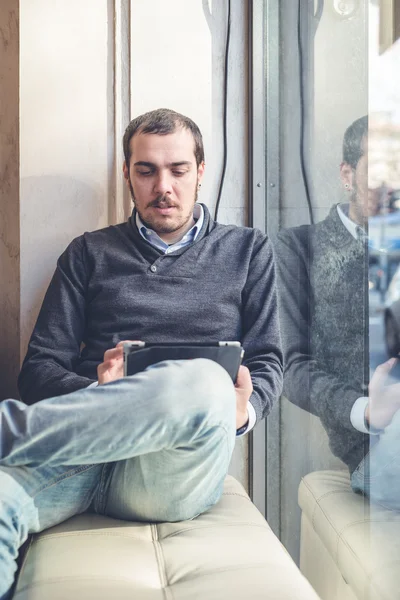 Multitasking άνθρωπος χρησιμοποιώντας tablet, φορητό υπολογιστή και cellhpone — Φωτογραφία Αρχείου