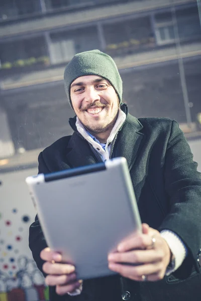 Multitasking man använder Tablet PC, laptop och cellhpone — Stockfoto