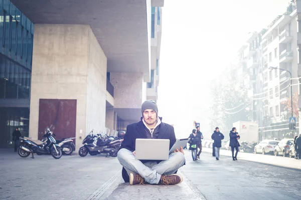 Multitasking man met behulp van Tablet PC, laptop- en cellhpone — Stok fotoğraf