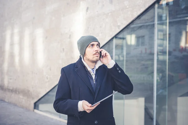 Hombre multitarea utilizando tableta, portátil y cellhpone — Foto de Stock