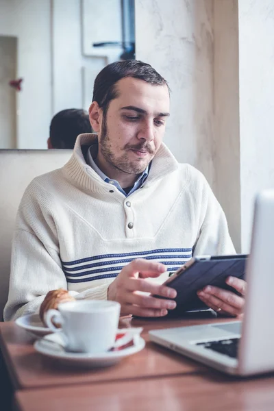 Multitasking ember tabletta, a laptop és a cellhpone használata — Stock Fotó