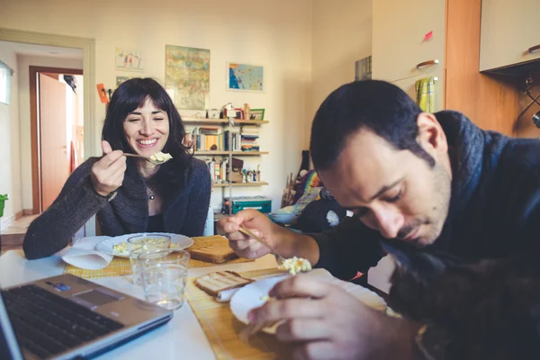 Par i kärlek eatingin lunch — Stockfoto