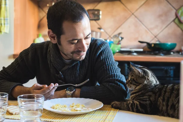 Pareja enamorada comiendo en el almuerzo —  Fotos de Stock